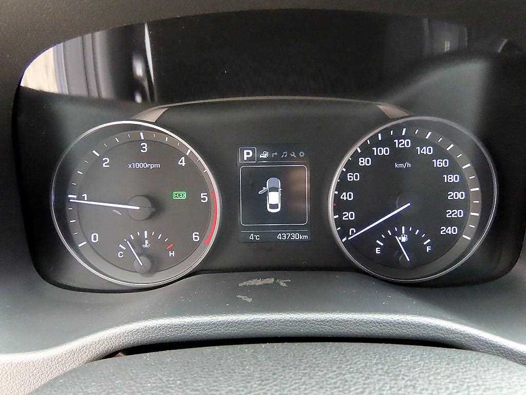 HYUNDAI Avante - Vista 9