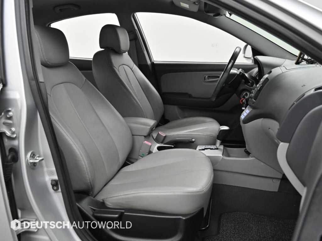 HYUNDAI Avante - Vista 10