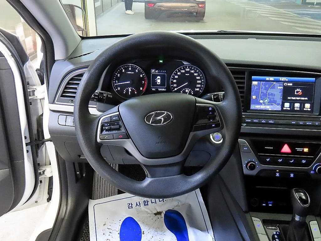 HYUNDAI Avante - Vista 8