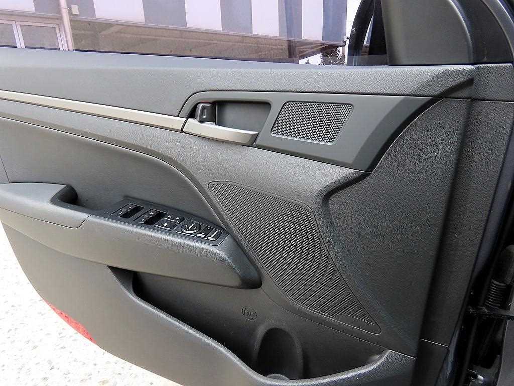 HYUNDAI Avante - Vista 11