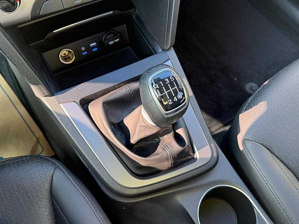 HYUNDAI Avante - Vista 11