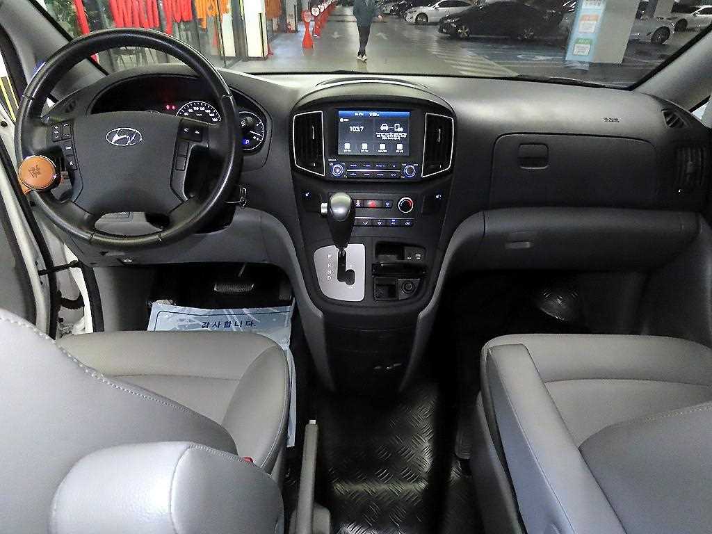 HYUNDAI Starex - Vista 10