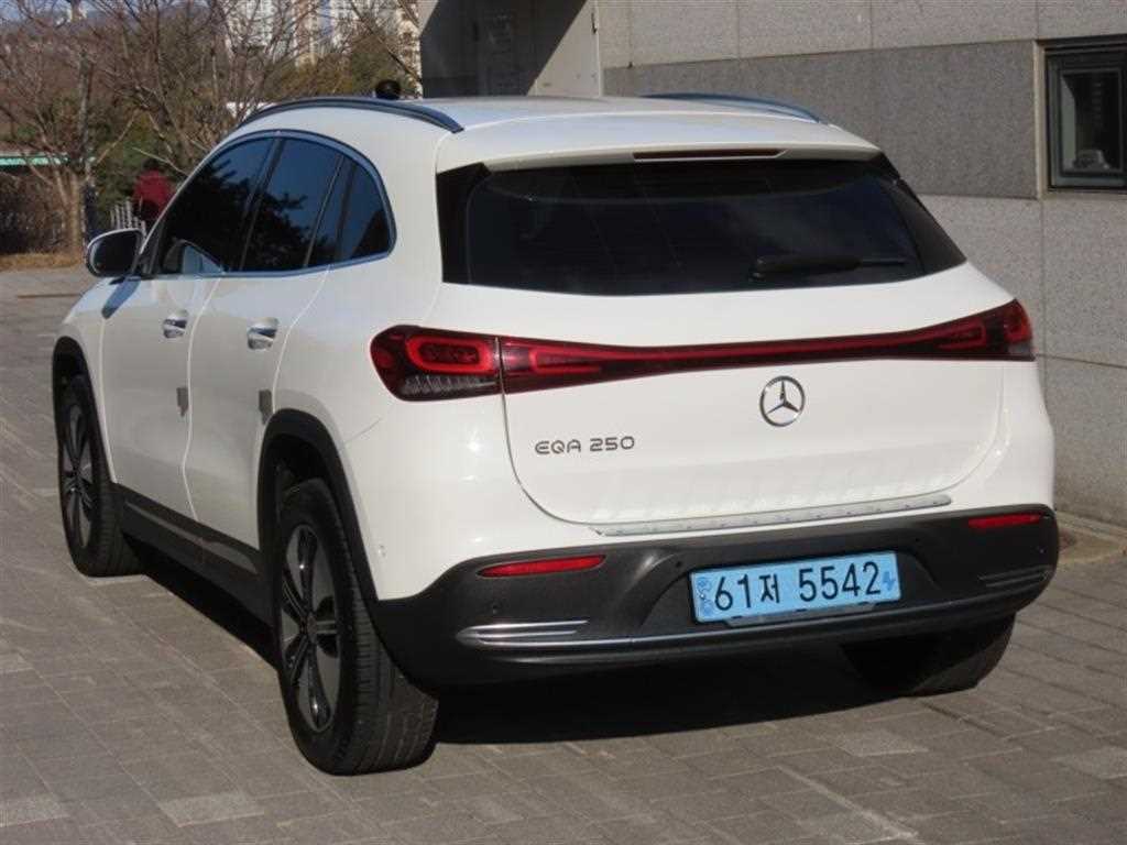 Mercedes Benz EQA - Vista 4