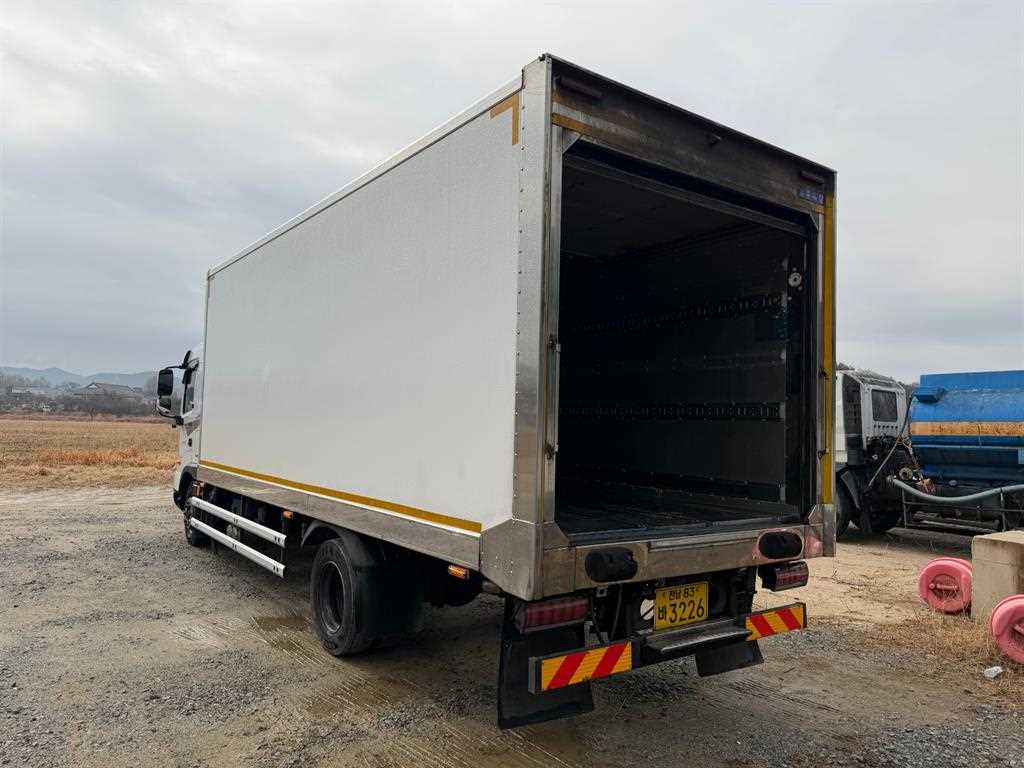 medium and large cargo truck - Vista 7