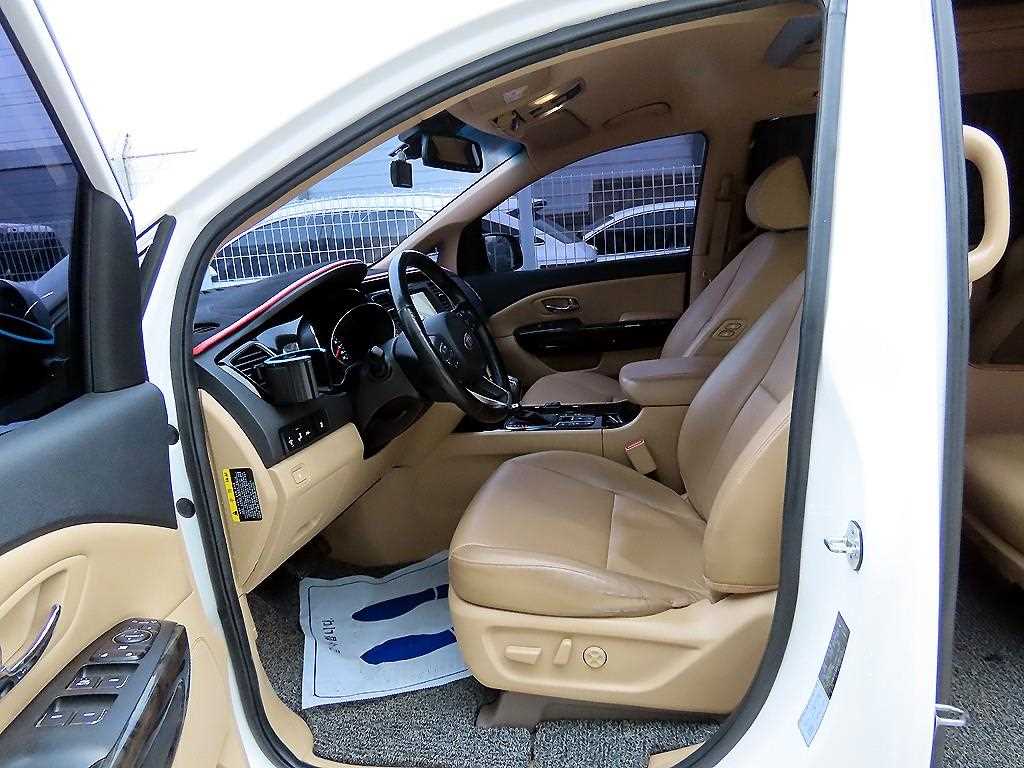 KIA Carnival - Vista 5
