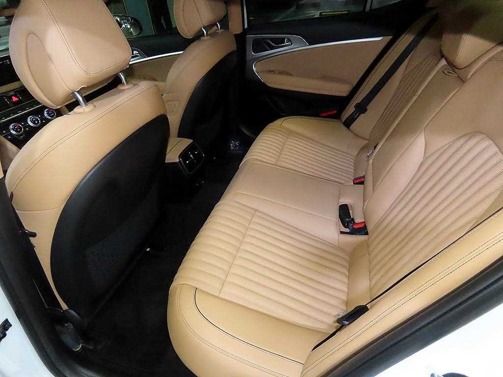 Genesis G70 - Vista 7