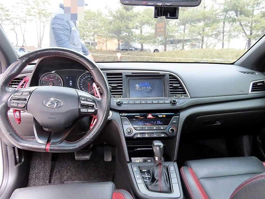 HYUNDAI Avante - Vista 7