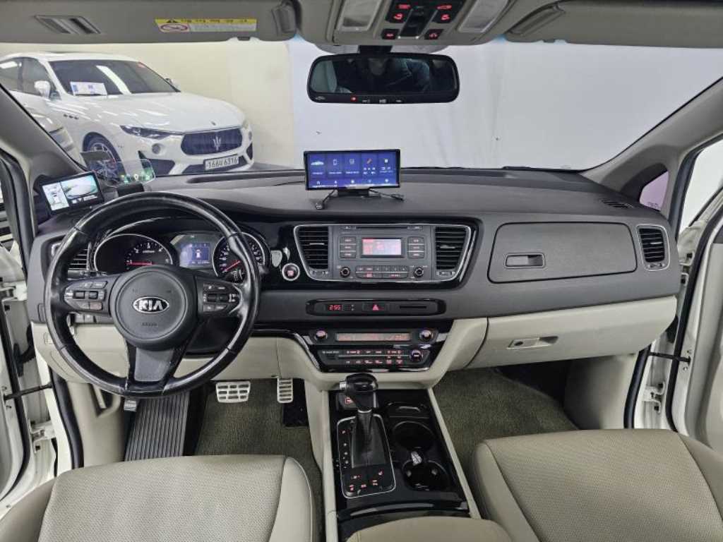 KIA Carnival - Vista 5