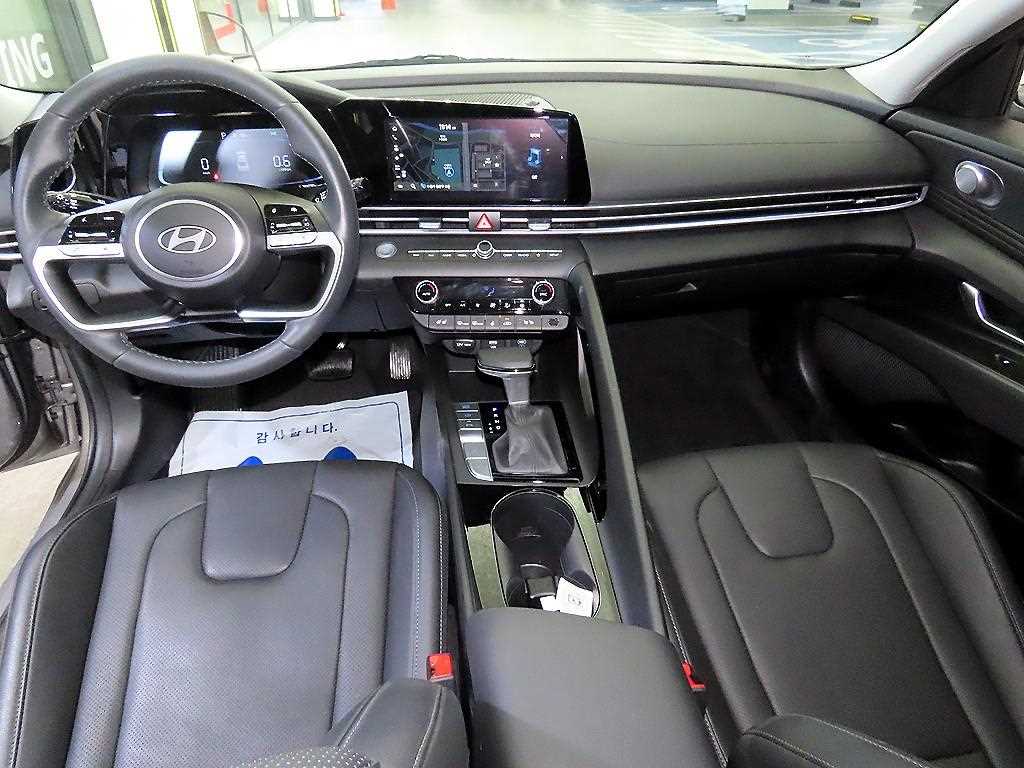 HYUNDAI Avante - Vista 10