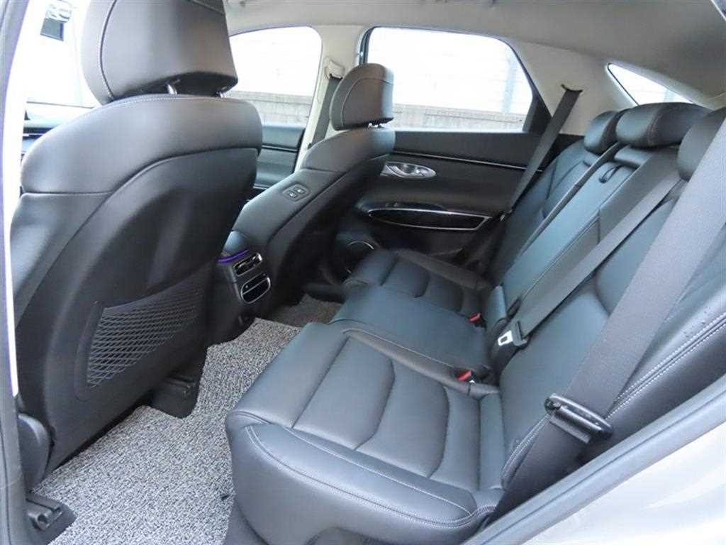 Genesis GV70 - Vista 8