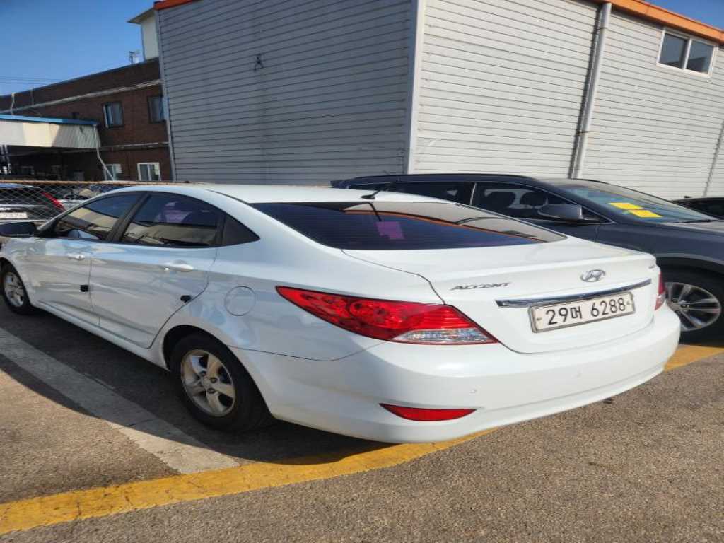 HYUNDAI Accent - Vista 2