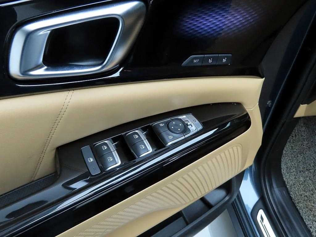 KIA Carnival - Vista 11