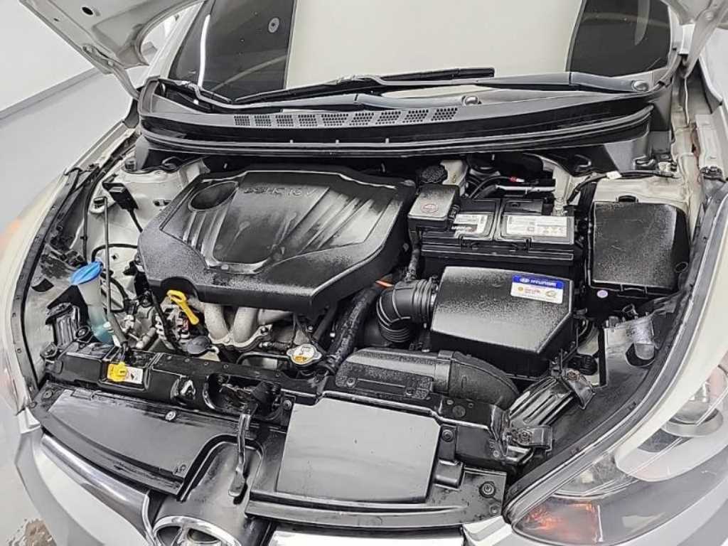 HYUNDAI Avante - Vista 5