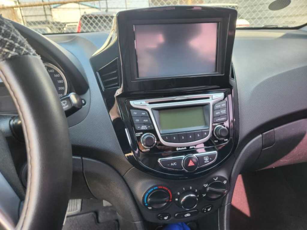 HYUNDAI Accent - Vista 7