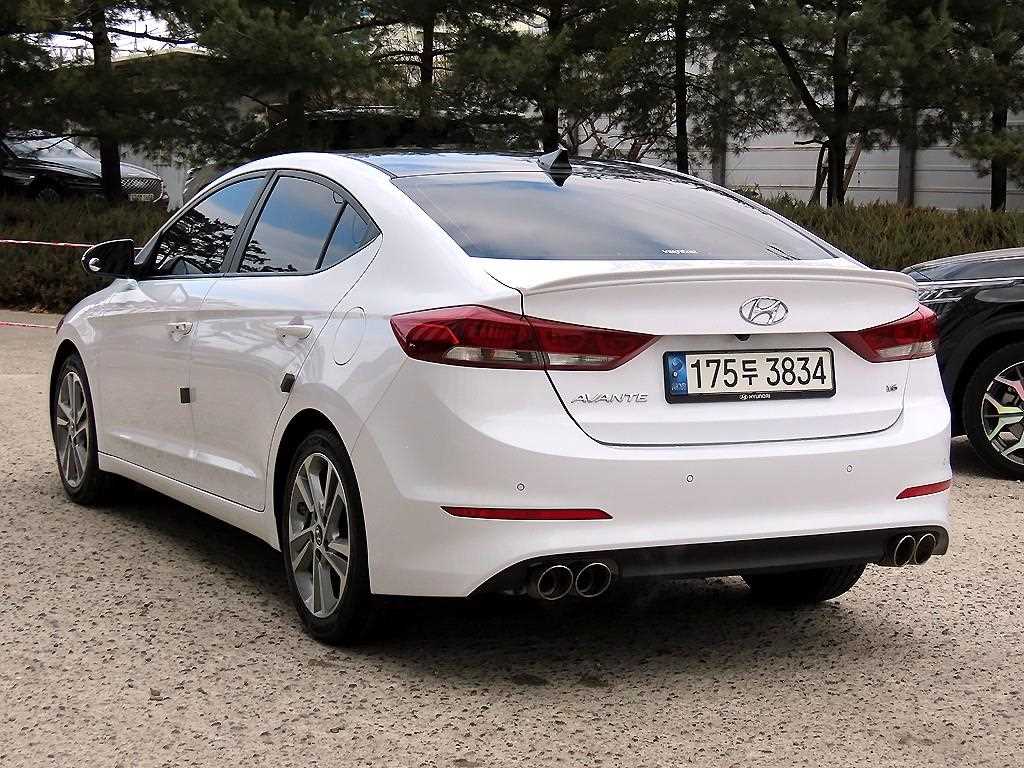 HYUNDAI Avante - Vista 3
