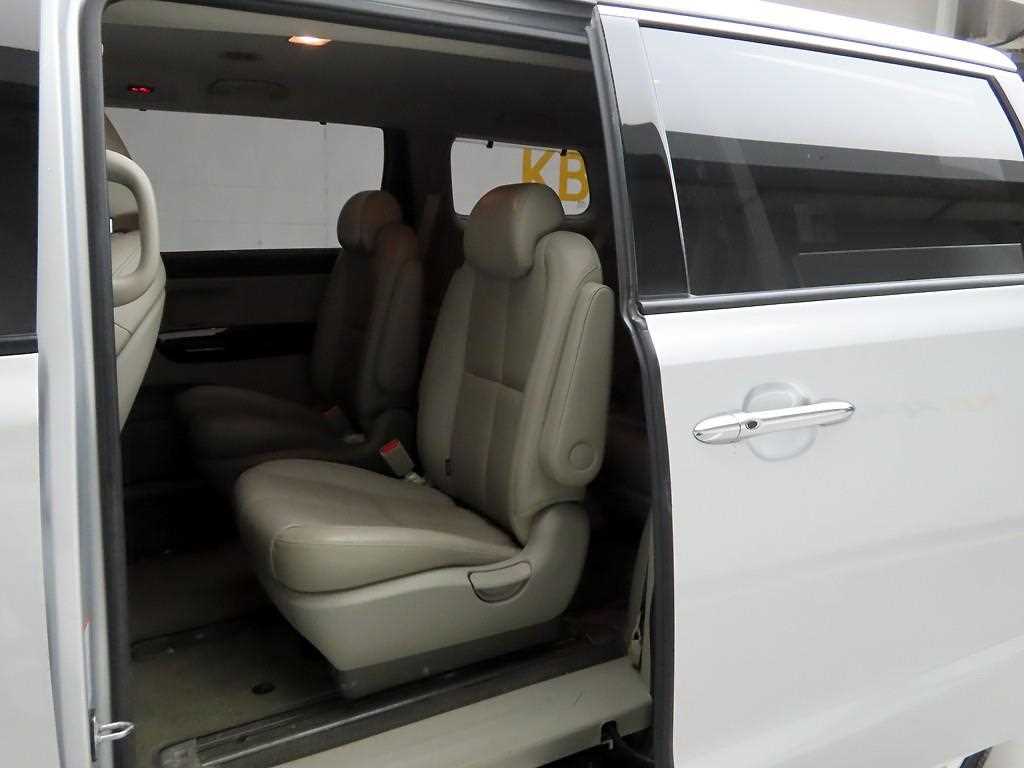 KIA Carnival - Vista 12