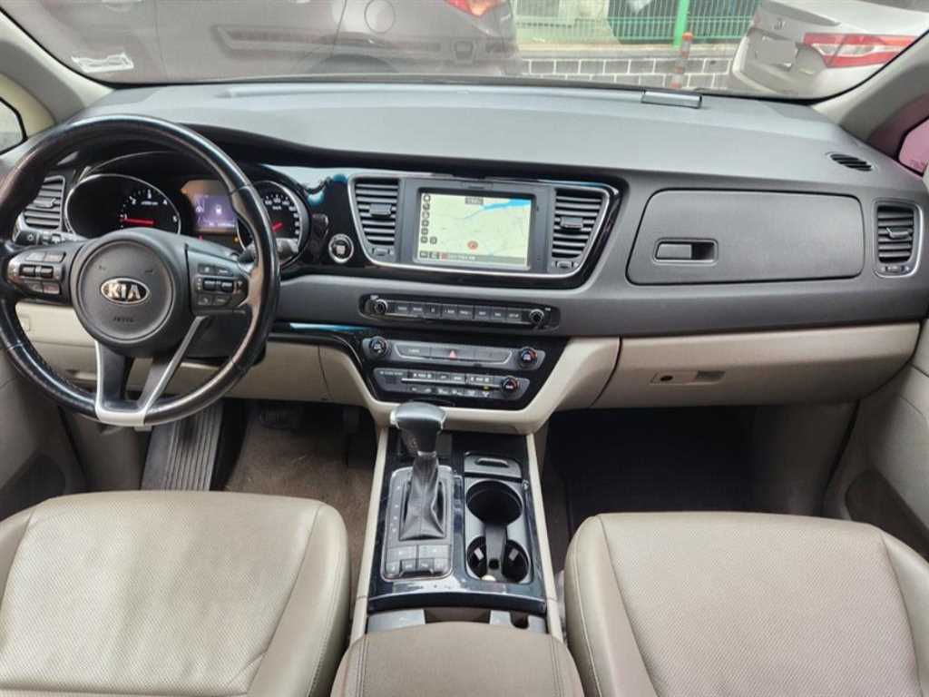 KIA Carnival - Vista 9