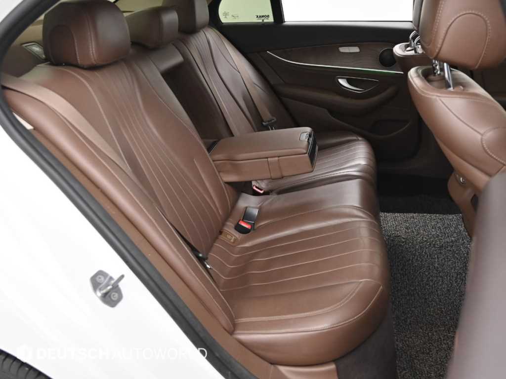 Mercedes Benz E class - Vista 12