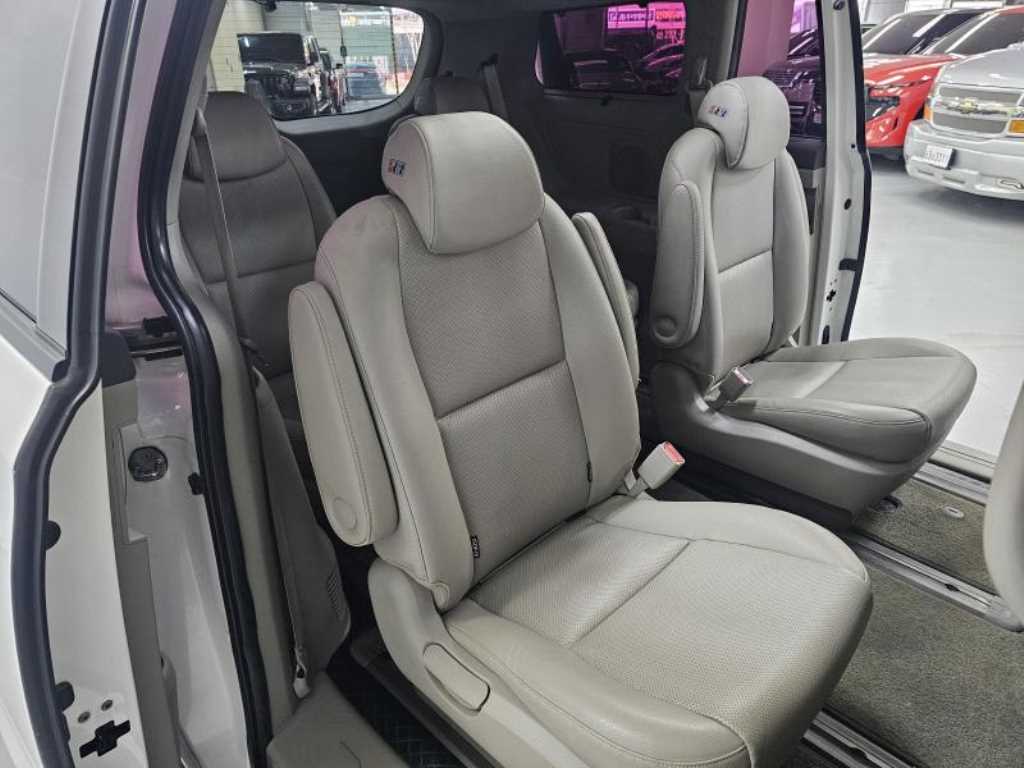 KIA Carnival - Vista 7