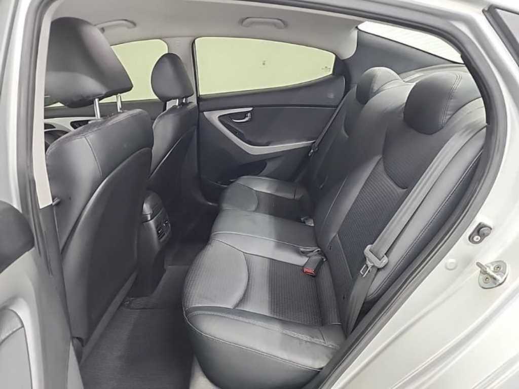 HYUNDAI Avante - Vista 12