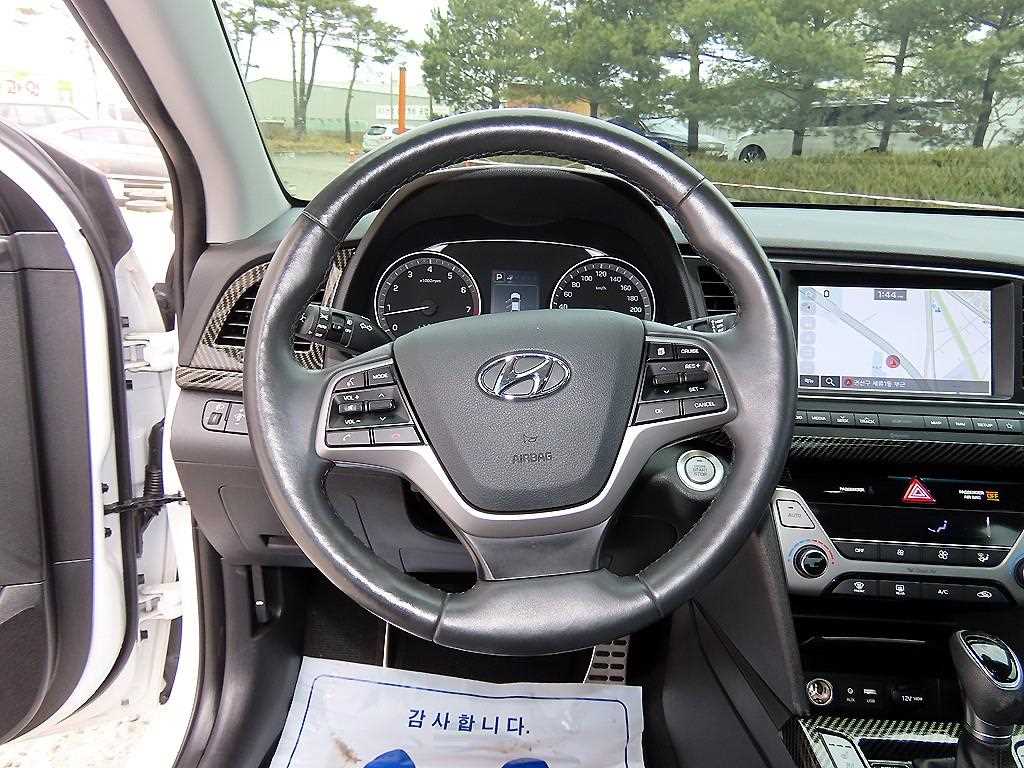 HYUNDAI Avante - Vista 8
