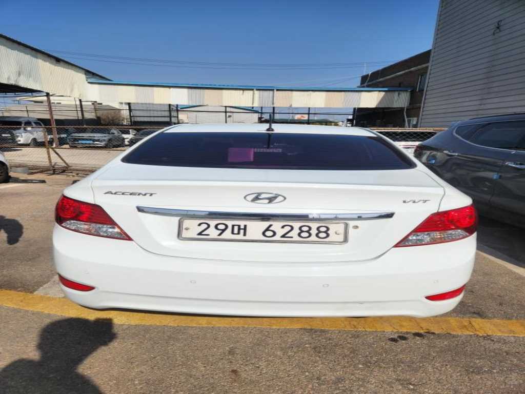 HYUNDAI Accent - Vista 3