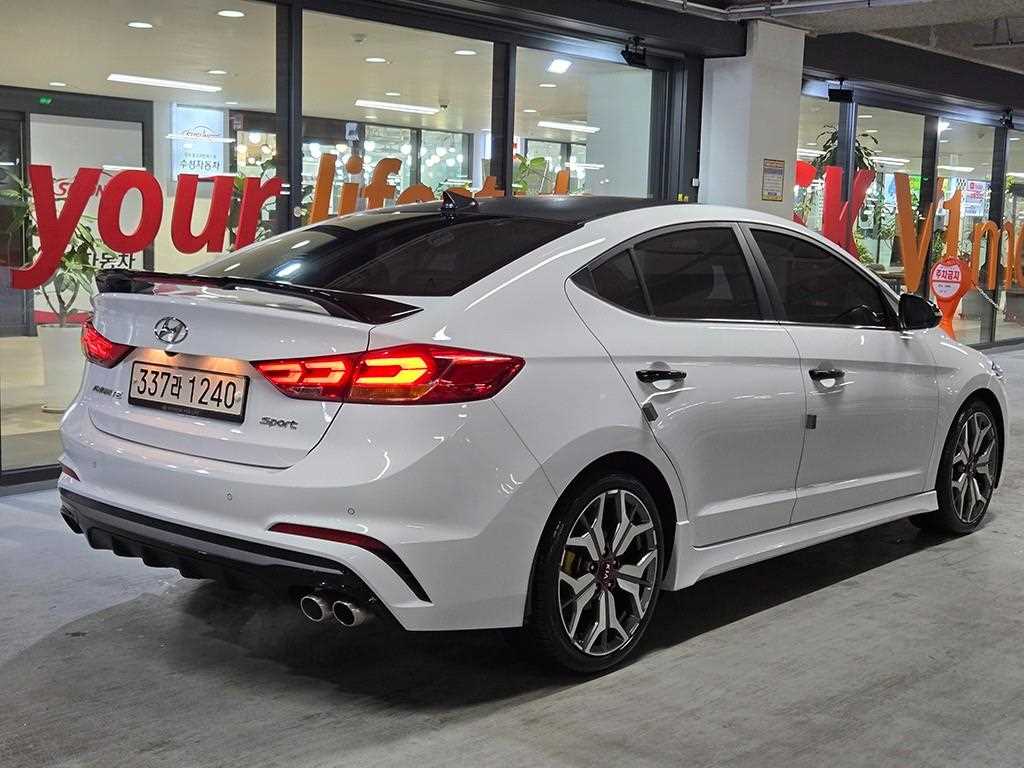 HYUNDAI Avante - Vista 4