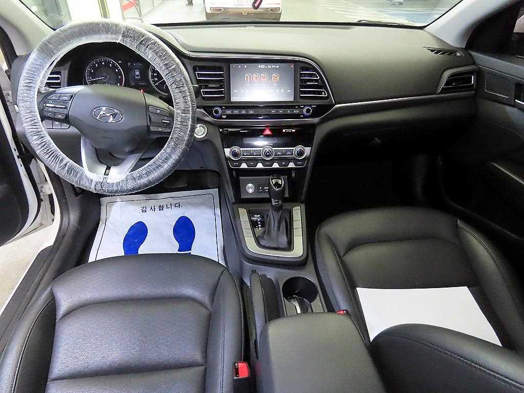 HYUNDAI Avante - Vista 10