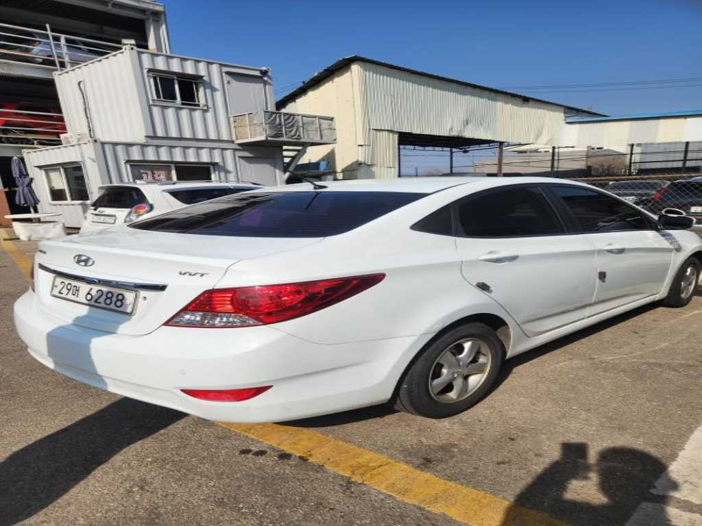 HYUNDAI Accent - Vista 4