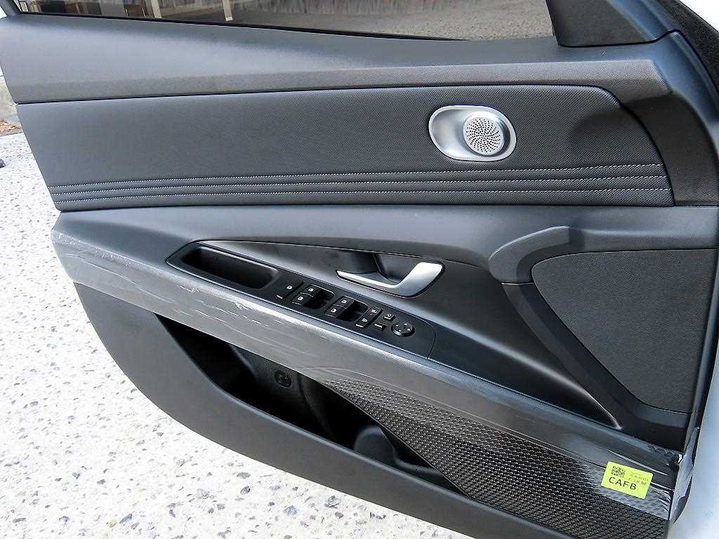 HYUNDAI Avante - Vista 11