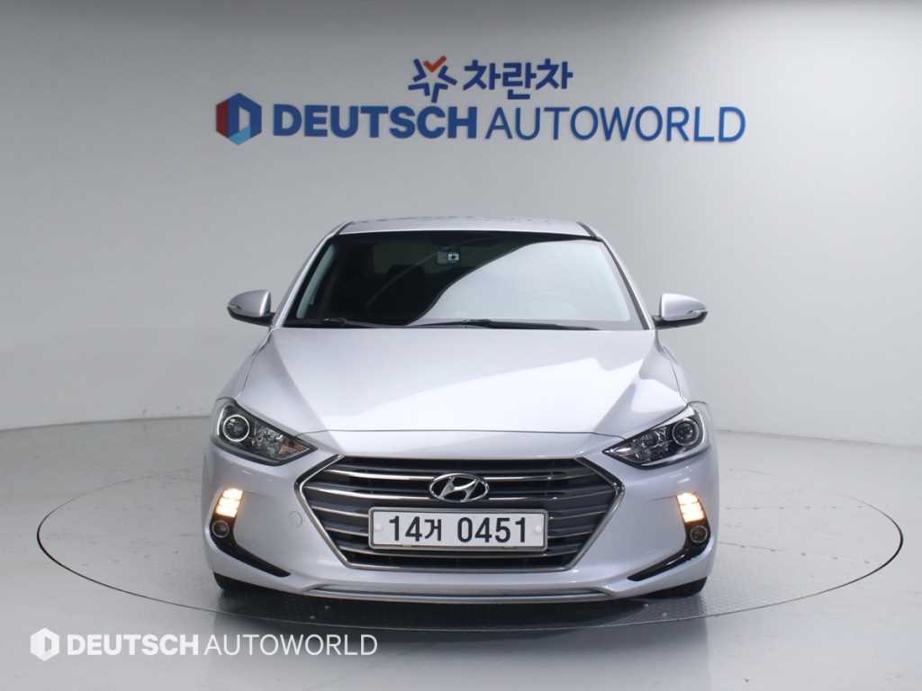 HYUNDAI Avante - Vista 3