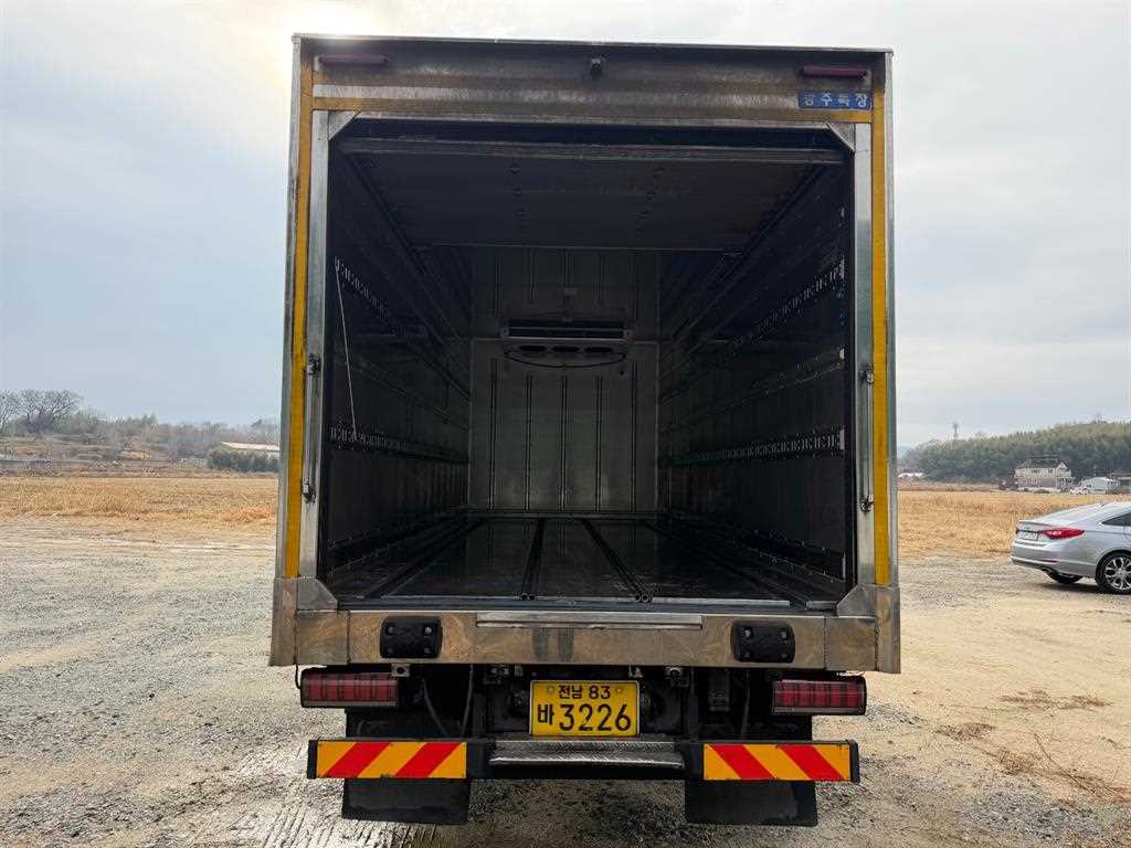 medium and large cargo truck - Vista 6