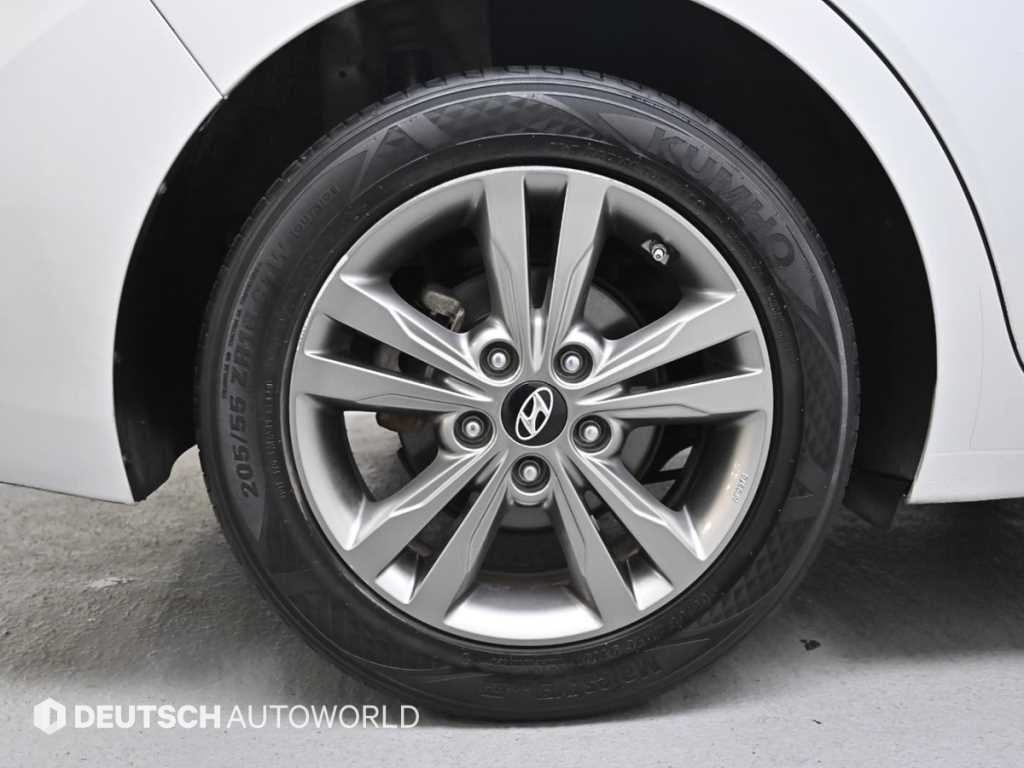 HYUNDAI Avante - Vista 5