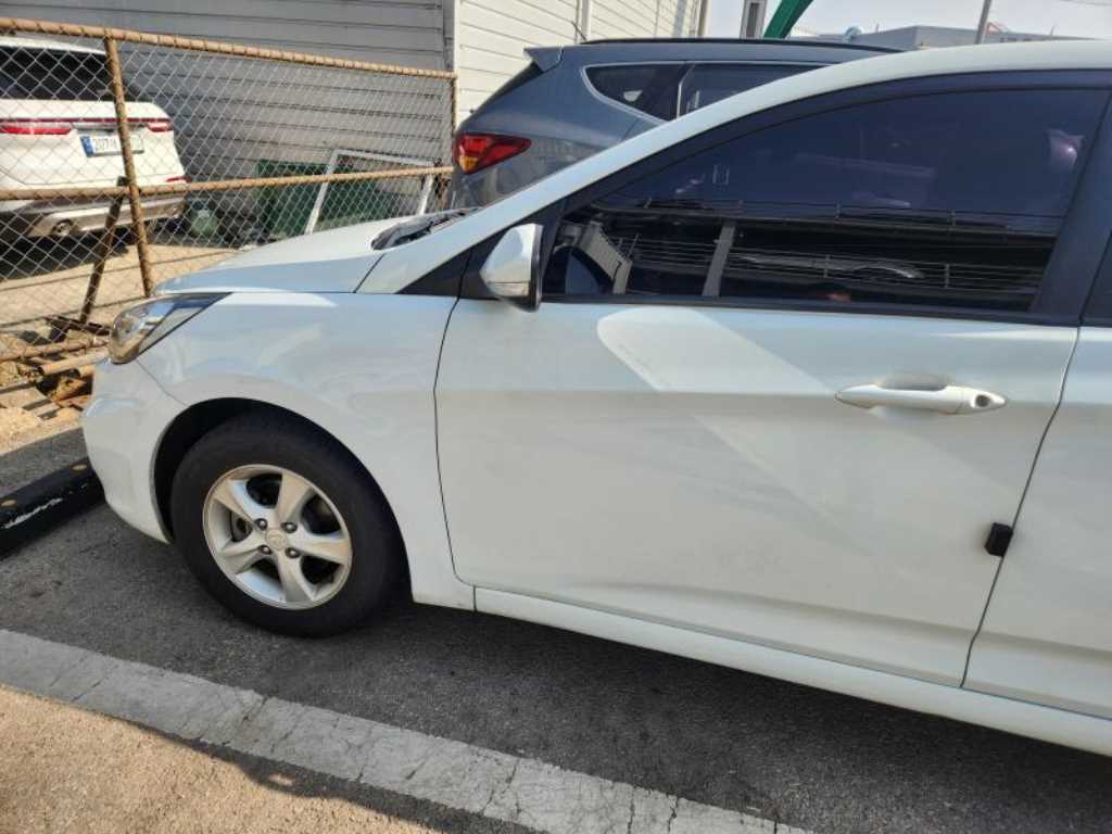 HYUNDAI Accent - Vista 5