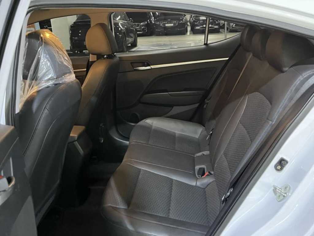 HYUNDAI Avante - Vista 7