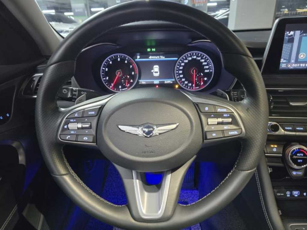 Genesis G70 - Vista 8