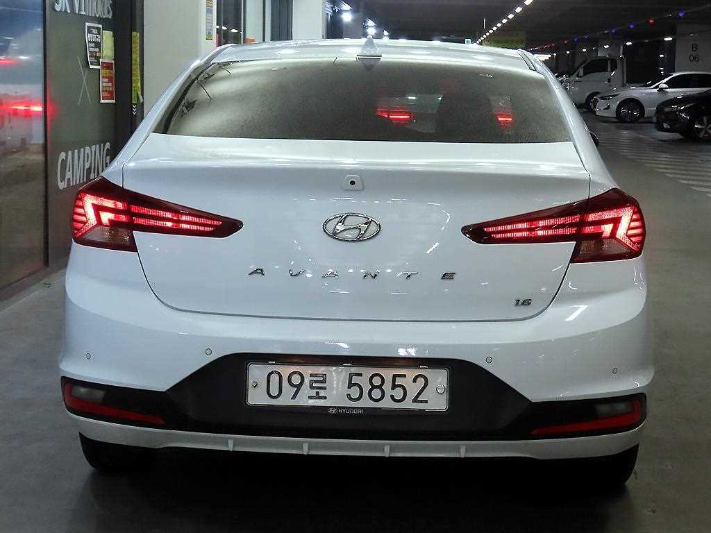 HYUNDAI Avante - Vista 5