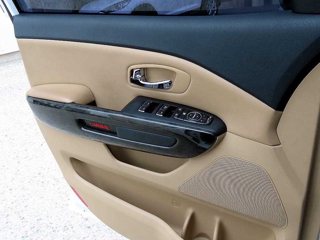 KIA Carnival - Vista 12