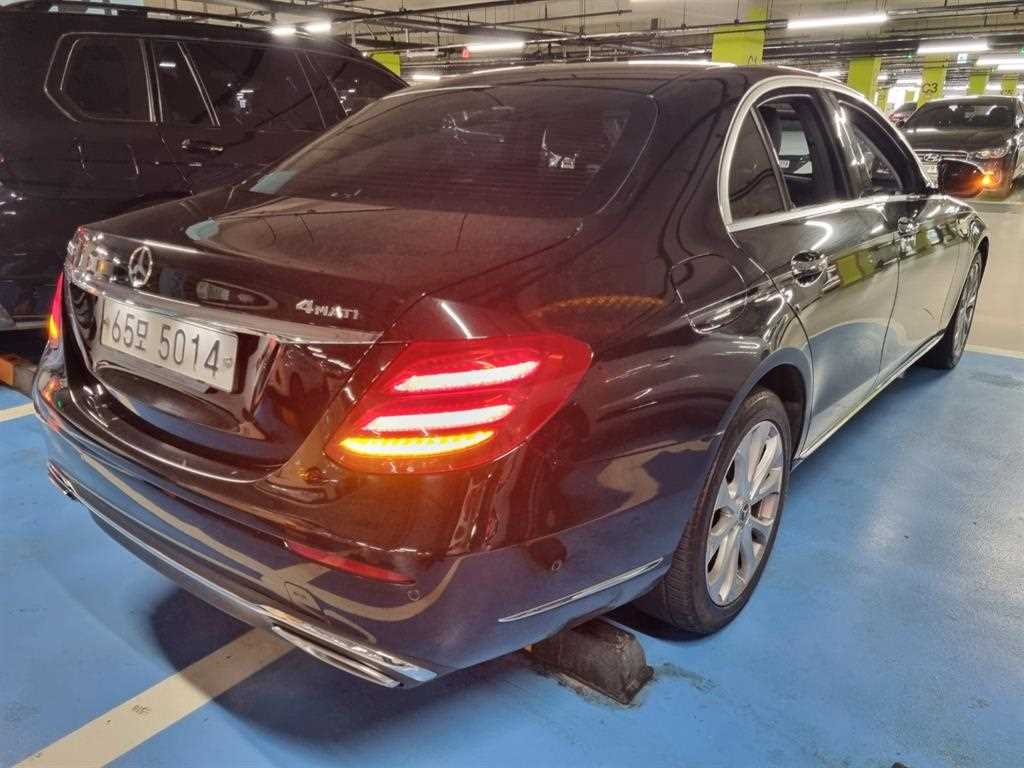 Mercedes Benz E class - Vista 3