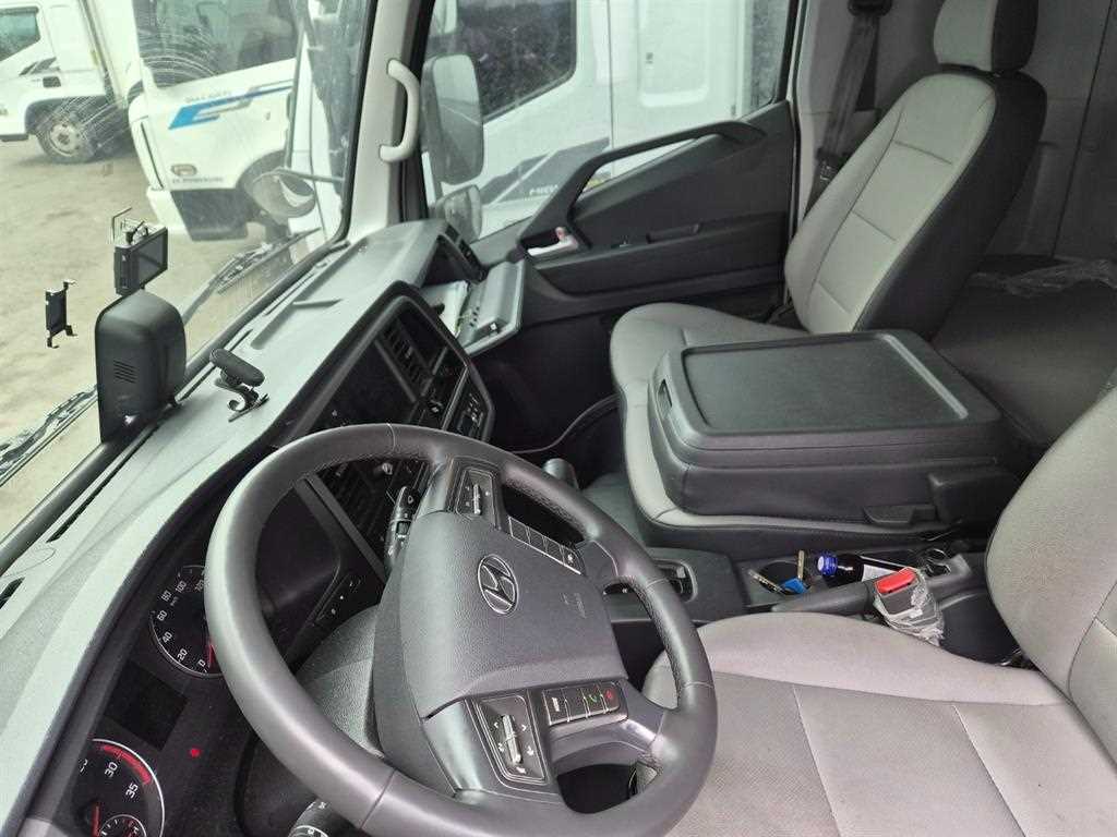 medium and large cargo truck - Vista 6