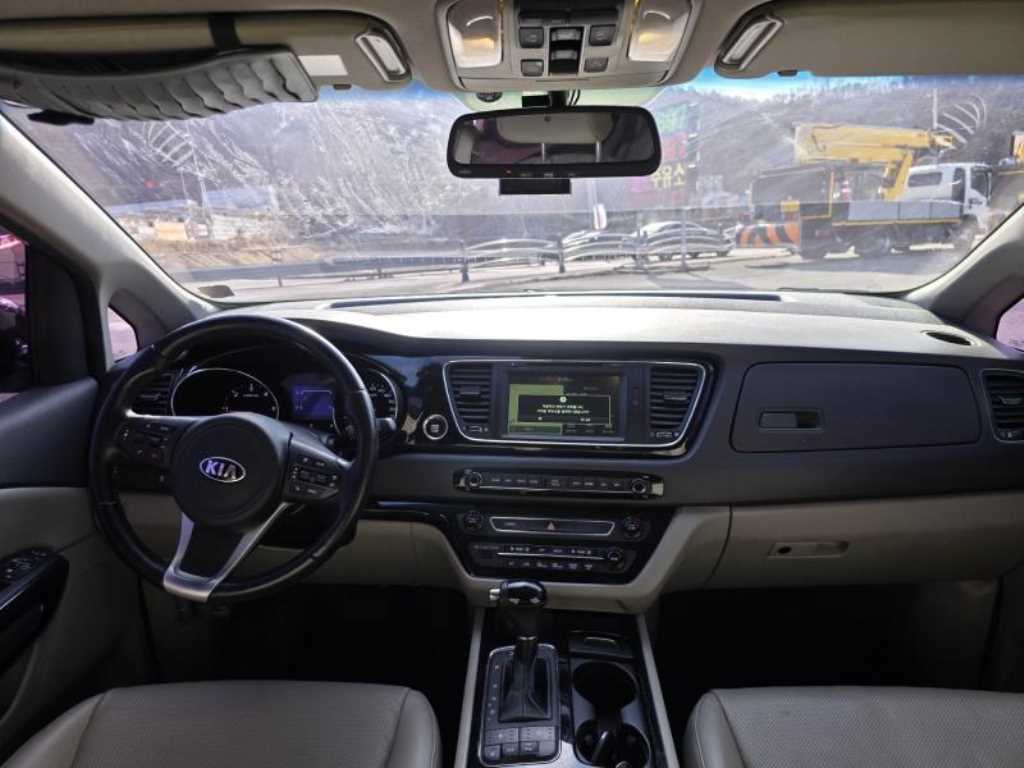 KIA Carnival - Vista 10