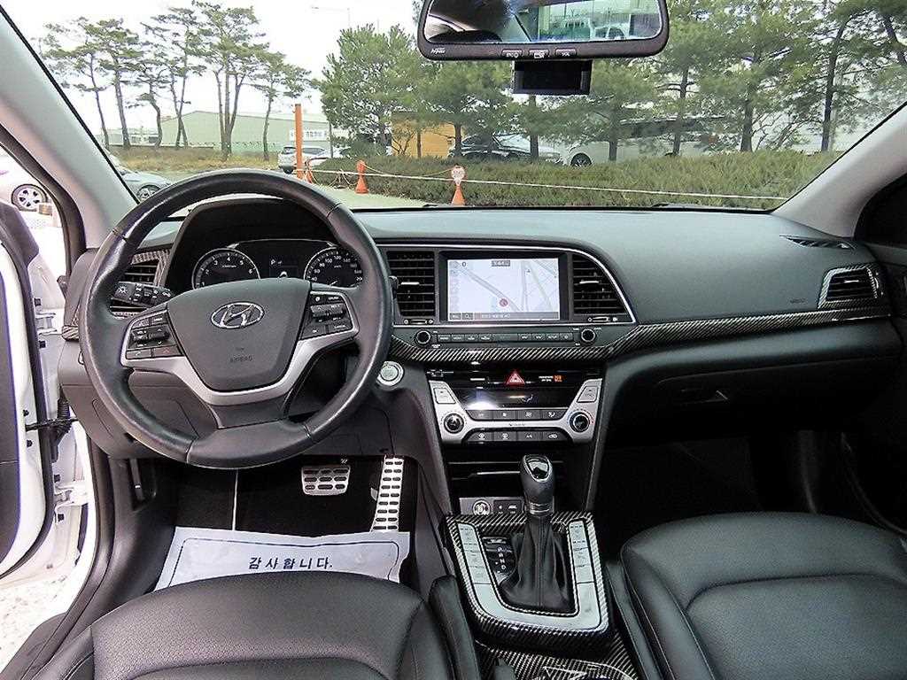 HYUNDAI Avante - Vista 7