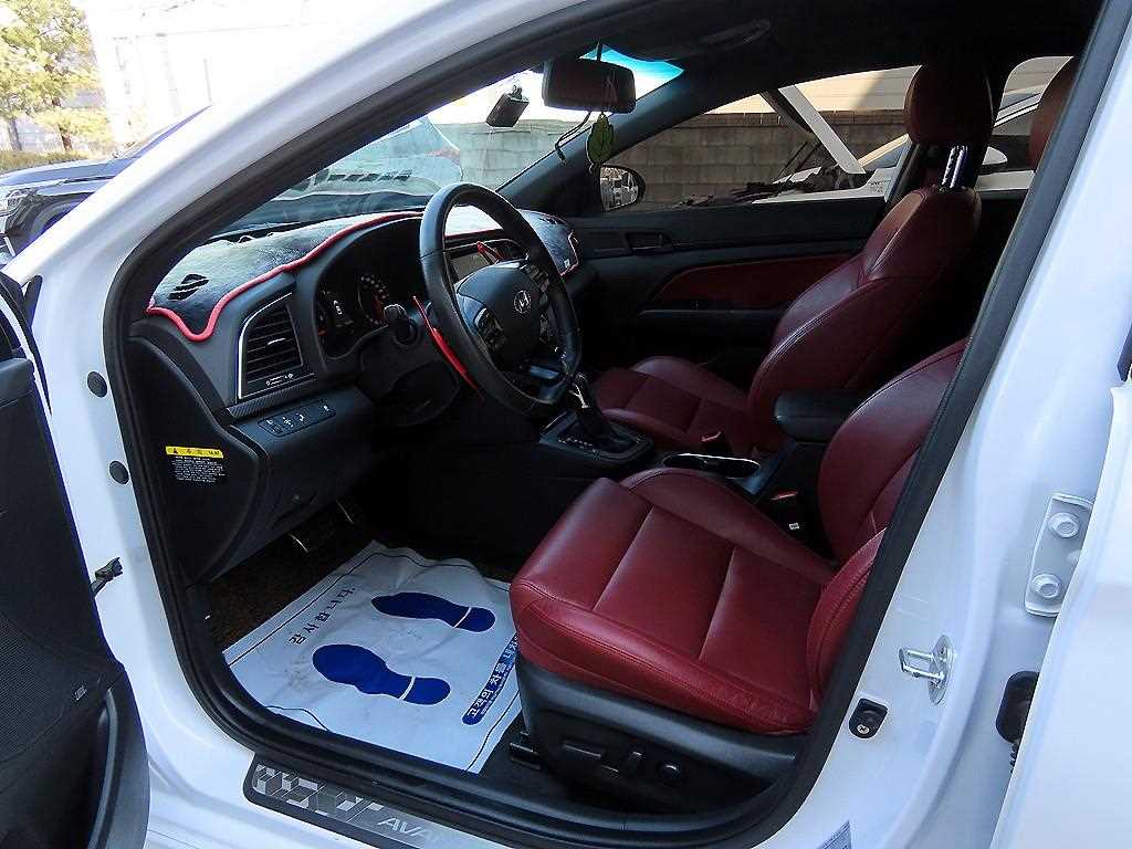 HYUNDAI Avante - Vista 5