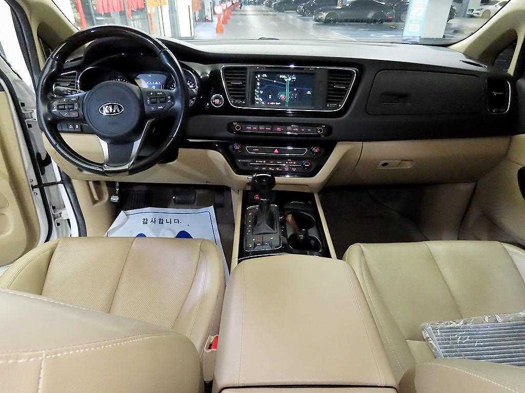 KIA Carnival - Vista 10