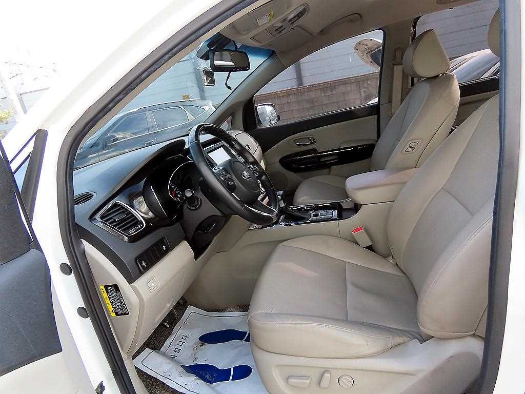 KIA Carnival - Vista 5