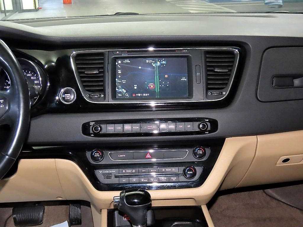 KIA Carnival - Vista 11