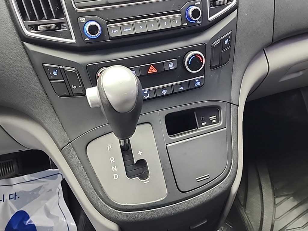 HYUNDAI Starex - Vista 8