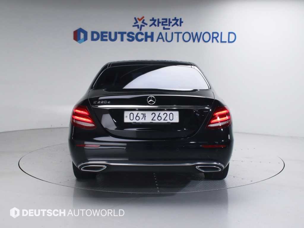 Mercedes Benz E class - Vista 4