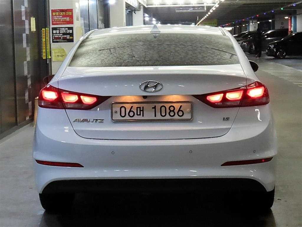 HYUNDAI Avante - Vista 5