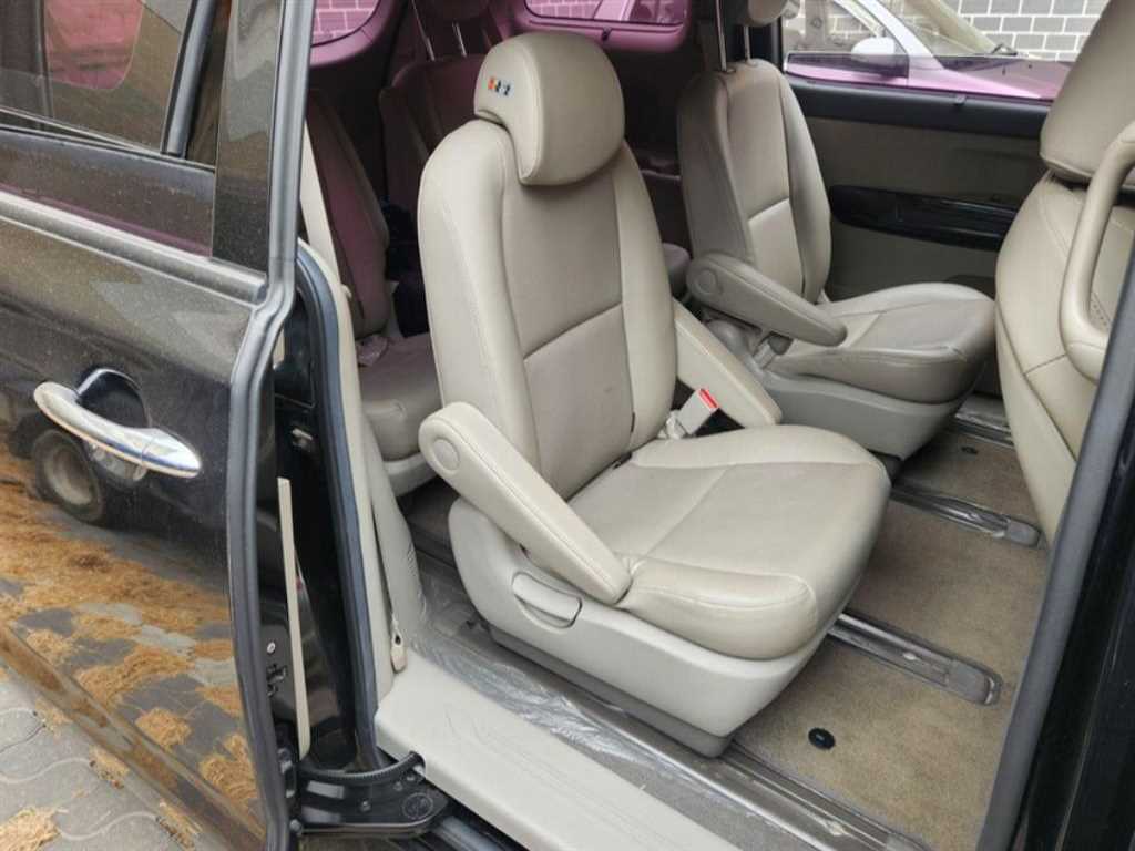 KIA Carnival - Vista 12